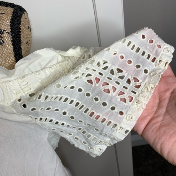 NWOT Vince Camuto Eyelet Cold Shoulder Blouse - Picture 7 of 15